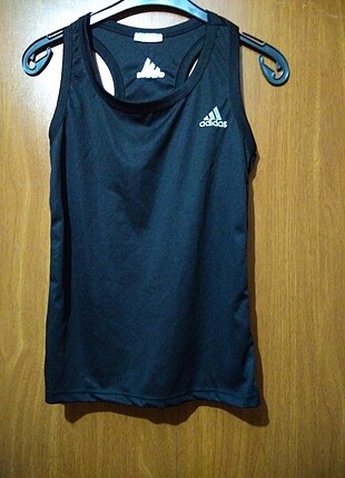 Adidas markalı çocuk atleti