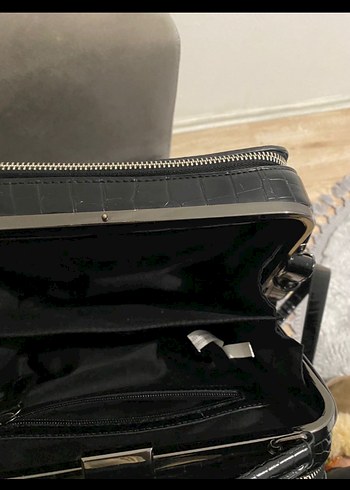 DERIMOD Siyah Yılan Desenli Fermuarlı Kadın Çanta - Görsel 2