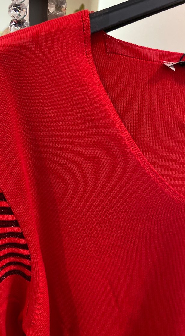 Kırmızı V Yaka Çizgili Triko Kazak S/M/L - Görsel 3