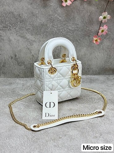 CHRISTIAN DIOR