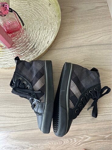 26 Beden Burberry çöcuk ayakkabı