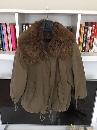Zara zara çok kullanışlı mont. Kürkü çıkarılıp takılabilir içinde yel