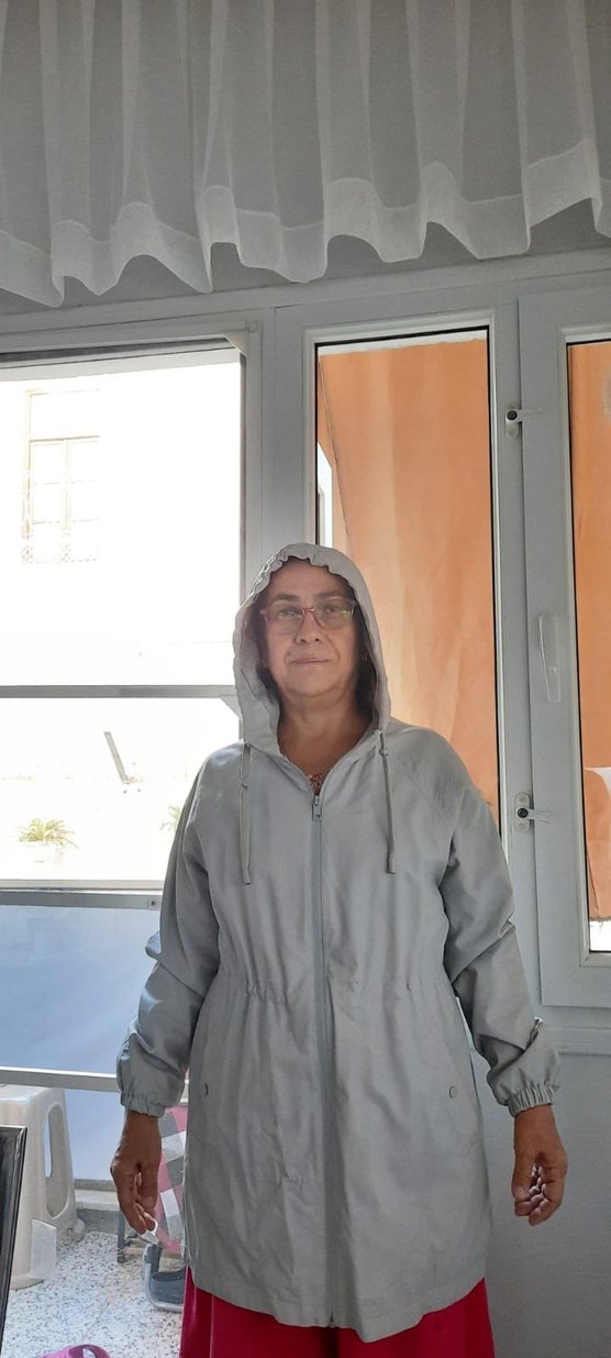 Gri Kapüşonlu Rahat Kesim Kadın Yağmurluk - Görsel 2