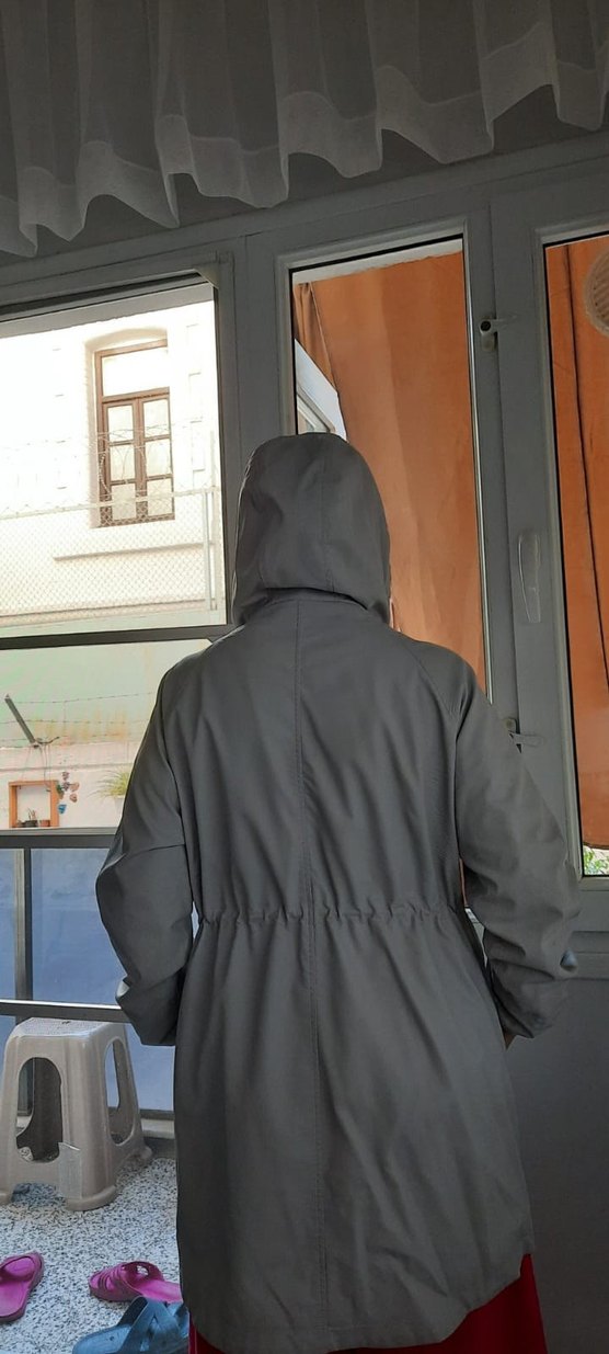 Gri Kapüşonlu Rahat Kesim Kadın Yağmurluk - Görsel 3