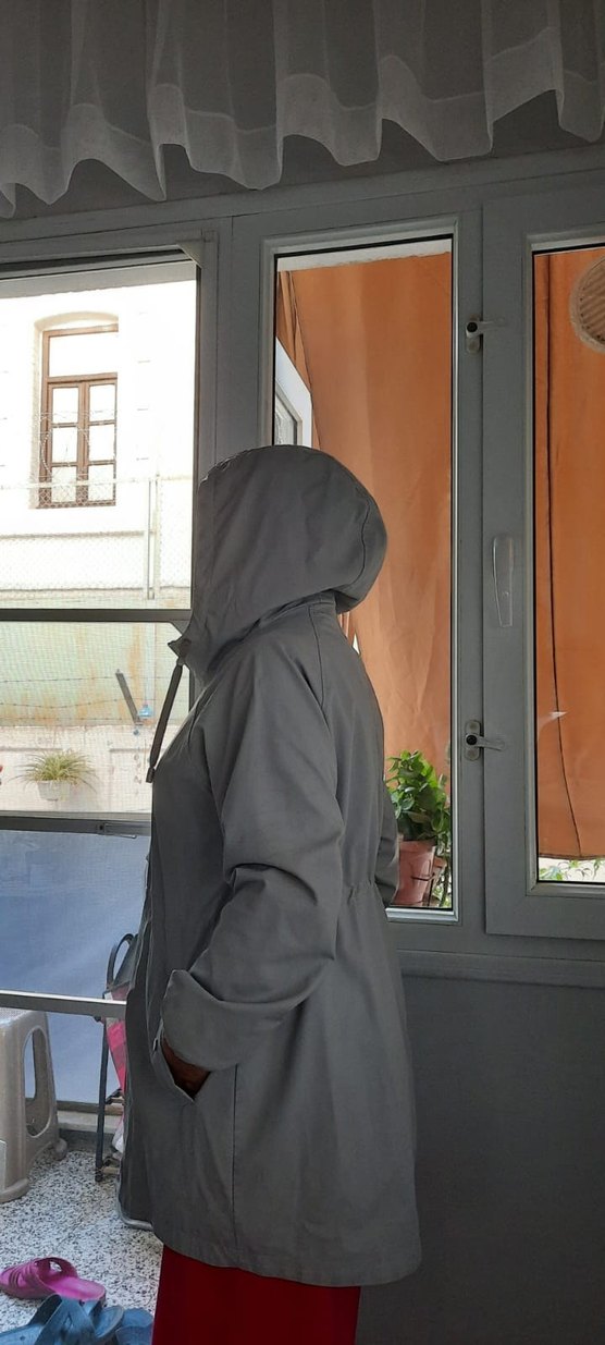 Gri Kapüşonlu Rahat Kesim Kadın Yağmurluk - Görsel 4