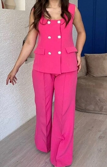 Pembe yelekli takım