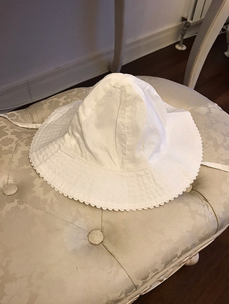 H&M marka boyundan bağlamalı beyaz şapka. Bir kere kullanılmıştı