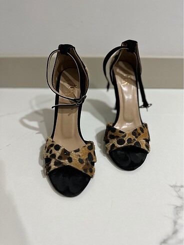 Leopar desenli topuklu ayakkabı