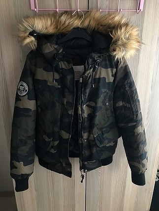Bershka kamuflaj şişme mont