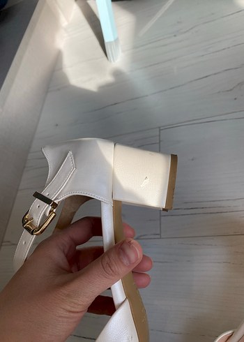 Beyaz Tokalı Kadın kısa Topuklu inci beyazı rengi ayakkabı - Görsel 5