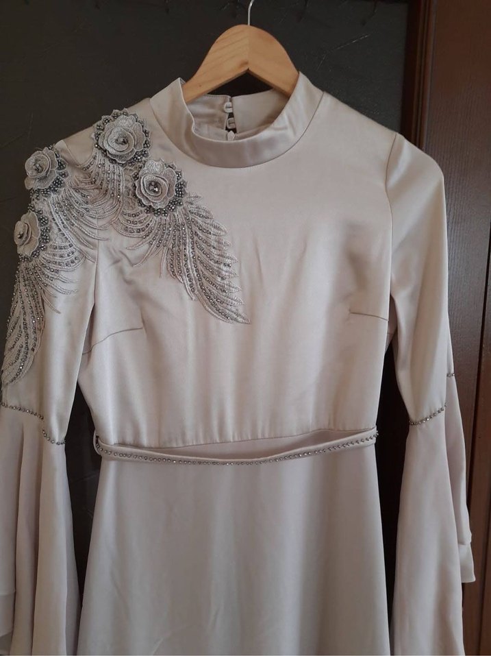 Bej Uzun Kollu Yüksek Yakalı tesettür abiye - Görsel 2