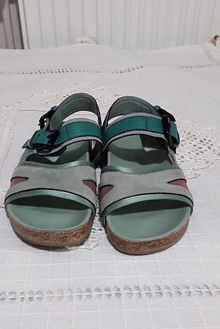 Burberry sandalet birkac kere giyildi orjinal ürün su yeşili
