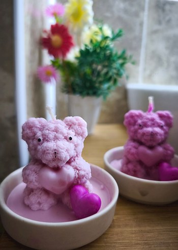 Kalp Tutan Pembe Ayıcık Mum