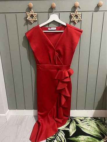 Kırmızı scuba fırfırlı midi elbise