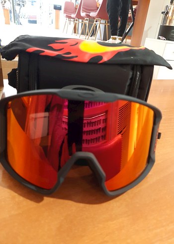 Siyah Kayak Gözlüğü ve Taşıma Çantası - Görsel 2