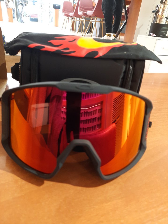 Siyah Kayak Gözlüğü ve Taşıma Çantası - Görsel 2