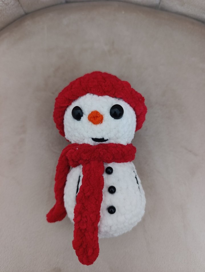 Kırmızı şapka ve atkılı beyaz kar oyuncak - Görsel 3