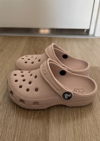 Crocs Bej Kız Terlikleri Rahat ve Şık - Görsel 3