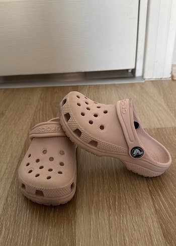 Crocs Bej Kız Terlikleri Rahat ve Şık - Görsel 4