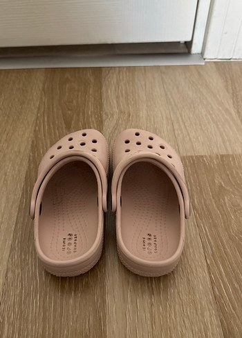Crocs Bej Kız Terlikleri Rahat ve Şık - Görsel 2