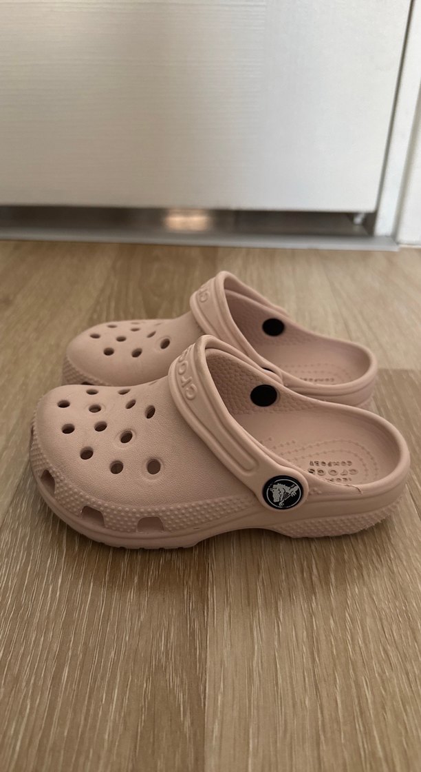 Crocs Bej Kız Terlikleri Rahat ve Şık - Görsel 3