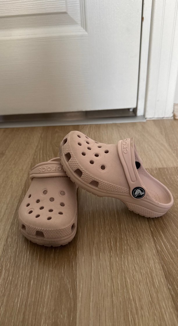 Crocs Bej Kız Terlikleri Rahat ve Şık - Görsel 4