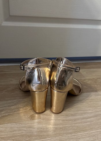 Altın Renkli Tokalı İnce Topuklu Kadın Ayakkabı - Görsel 3