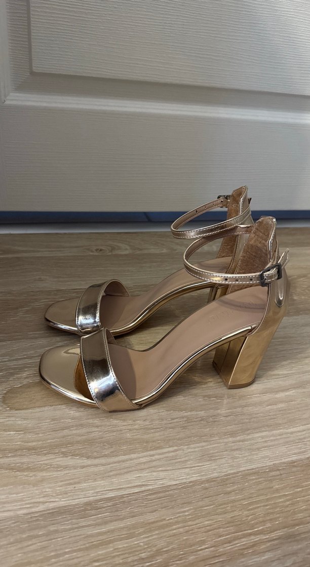 Altın Renkli Tokalı İnce Topuklu Kadın Ayakkabı - Görsel 4