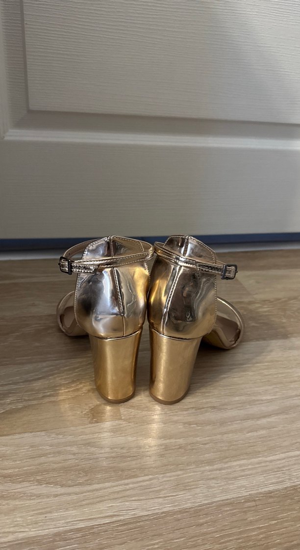 Altın Renkli Tokalı İnce Topuklu Kadın Ayakkabı - Görsel 3