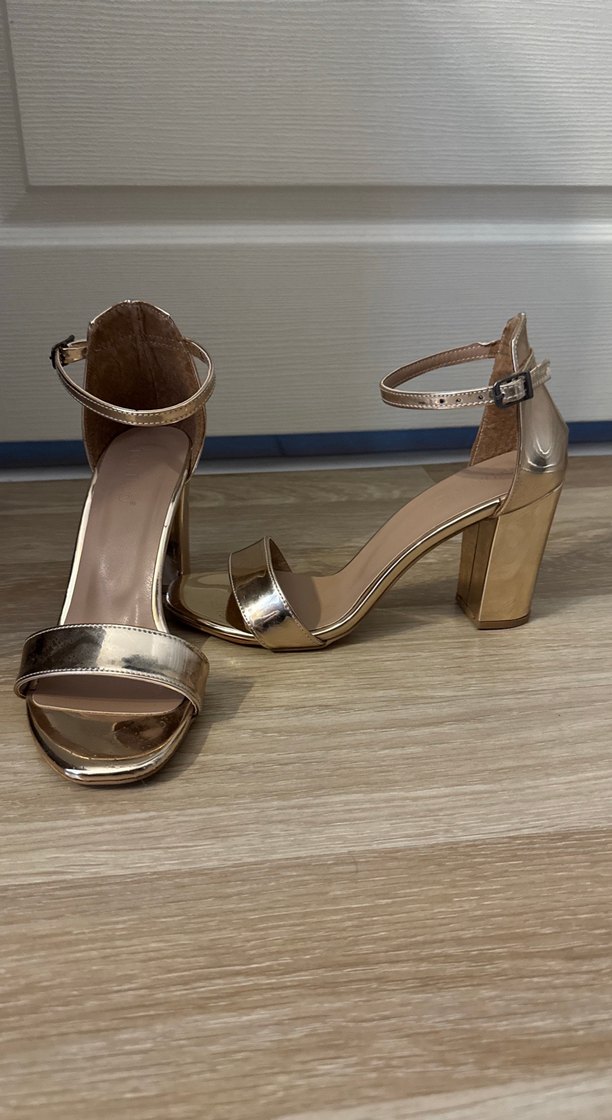 Altın Renkli Tokalı İnce Topuklu Kadın Ayakkabı - Görsel 2