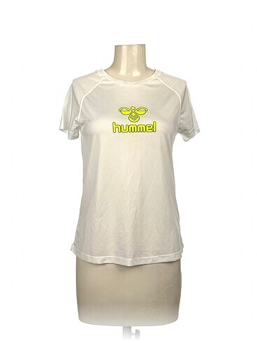 Hummel T-shirt %70 İndirimli.