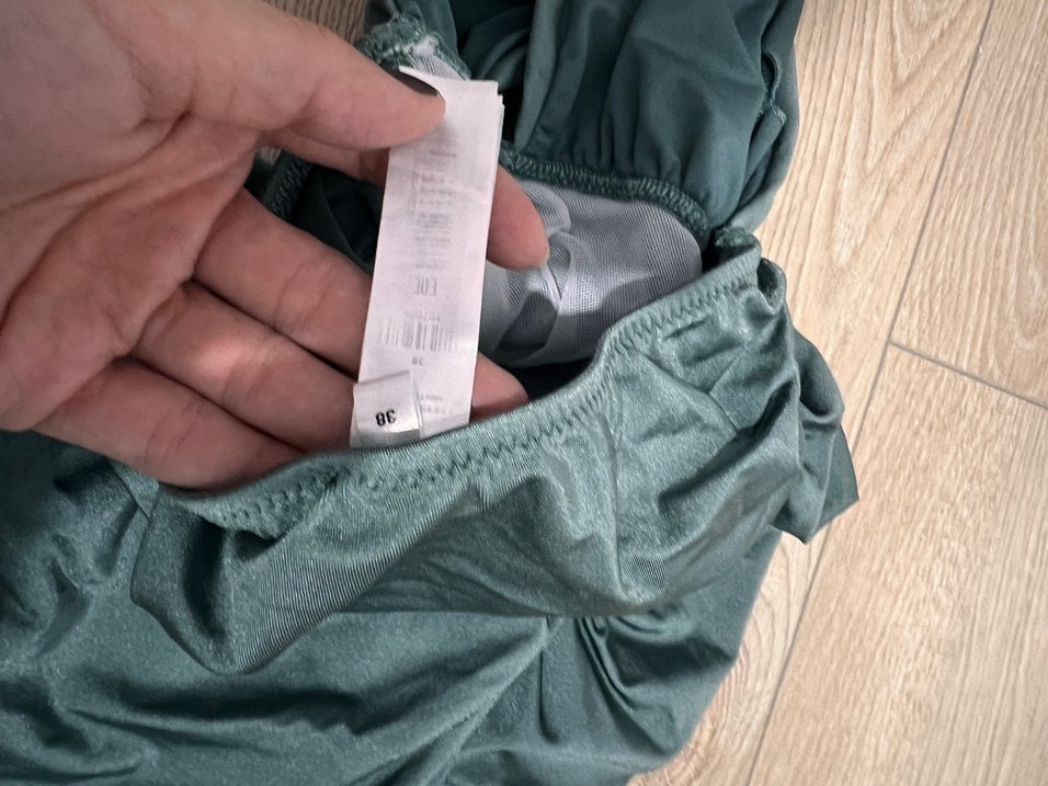 V yaka, uzun, drapeli kumaş tulum - Görsel 3