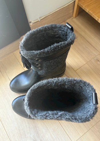 Gri Kürklü Siyah Bağcıklı Kadın Yağmur Çizmesi - Görsel 5