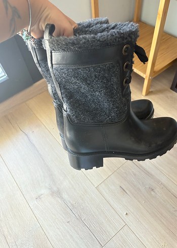 Gri Kürklü Siyah Bağcıklı Kadın Yağmur Çizmesi - Görsel 7