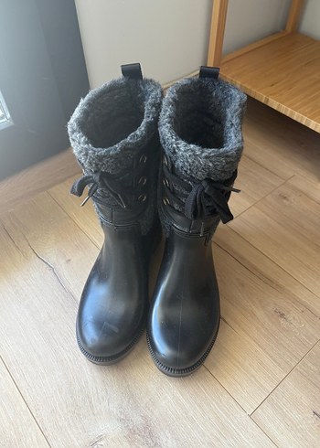 Gri Kürklü Siyah Bağcıklı Kadın Yağmur Çizmesi - Görsel 2