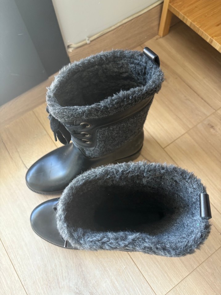 Gri Kürklü Siyah Bağcıklı Kadın Yağmur Çizmesi - Görsel 5
