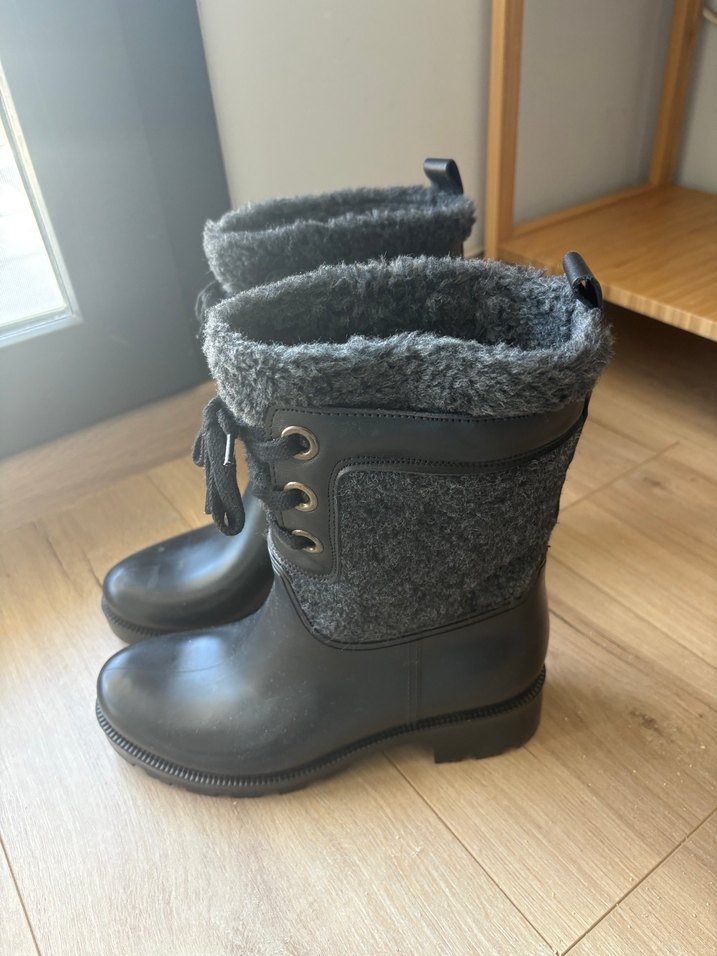 Gri Kürklü Siyah Bağcıklı Kadın Yağmur Çizmesi - Görsel 3