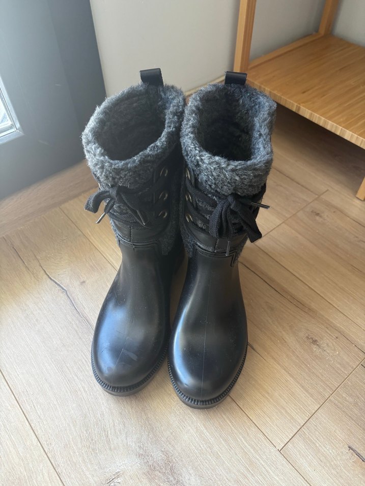 Gri Kürklü Siyah Bağcıklı Kadın Yağmur Çizmesi - Görsel 2