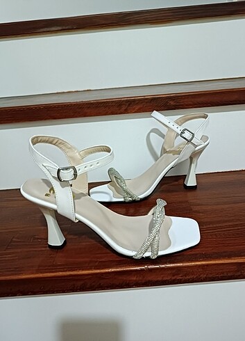Beyaz 8 cm topuklu ayakkabı taşlı Stiletto 