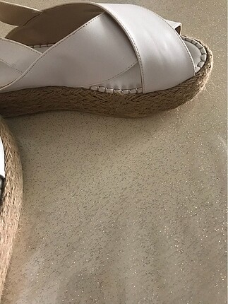 Beyaz dolgu topuk sandalet