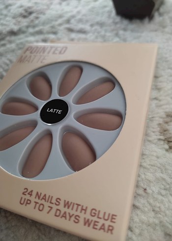 Latte Renkli 24'lü Yapışkanlı Mat Tırnak