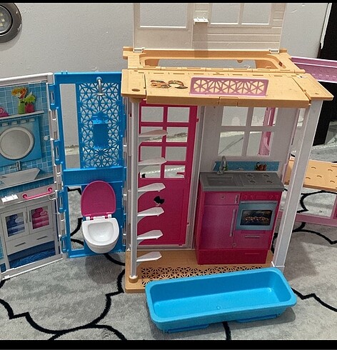 Beden Barbie evi arabası gardolabı kuaför seti uçagı
