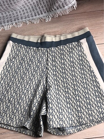 River Island Tibet İslamd Şort 38Beden Orijinal ürün?