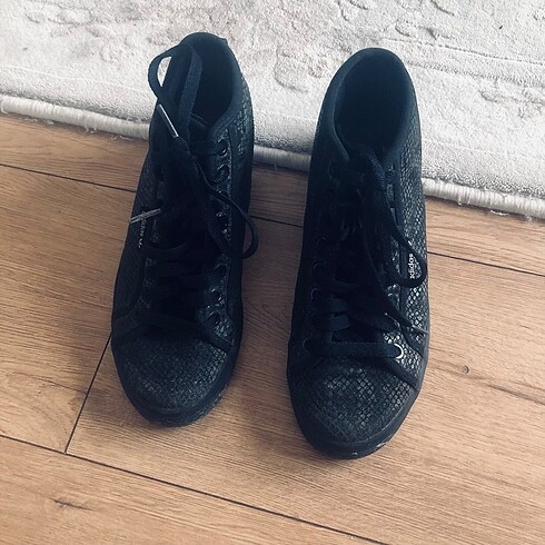 38 Beden Adidas Spor ayakkabı 38 numara?