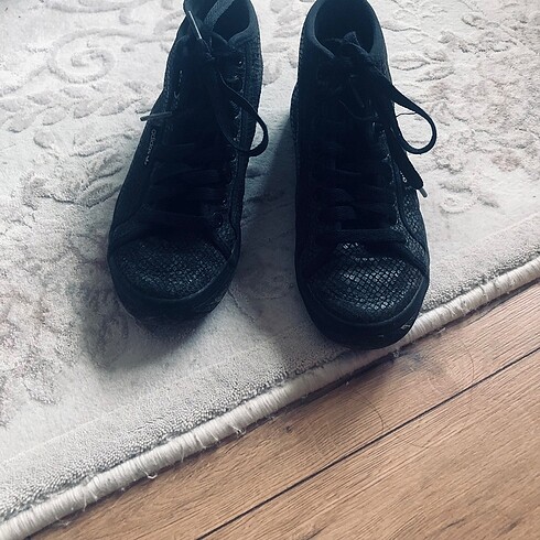 38 Beden siyah Renk Adidas Spor ayakkabı 38 numara?