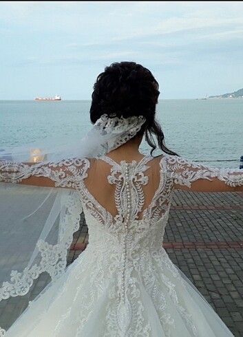 Sirt kol ve dantelli gelinlik