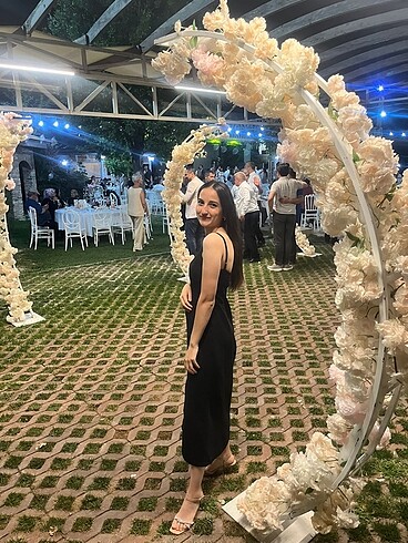 Siyah uzun yırtmaçlı siyah elbise