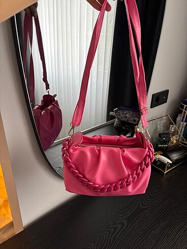 Pembe kol çantası