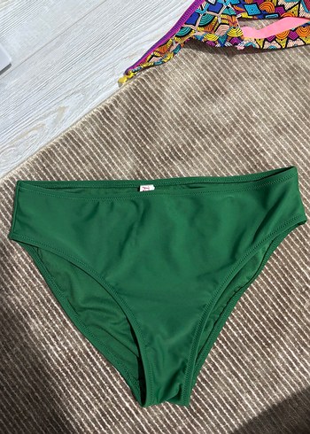 Yeşil Kadın Bikini Altı