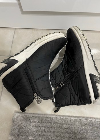 Fermuarlı Siyah Kadın Bot - Görsel 3